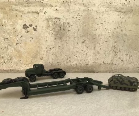 ​Mô hình đồ chơi lắp ghép Xe quân sự Kraz-260b tỷ lệ 1:72