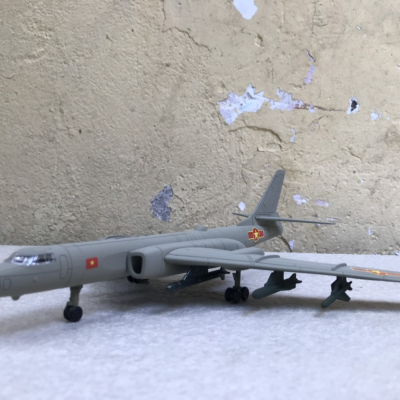 Mô hình lắp ráp Máy bay Ném bom Tupolev Tu-16  tỷ lệ 1:144