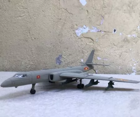 ​Mô hình lắp ráp Máy bay Ném bom Tupolev Tu-16  tỷ lệ 1:144
