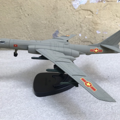 Mô hình lắp ráp Máy bay Ném bom Tupolev Tu-16  tỷ lệ 1:144
