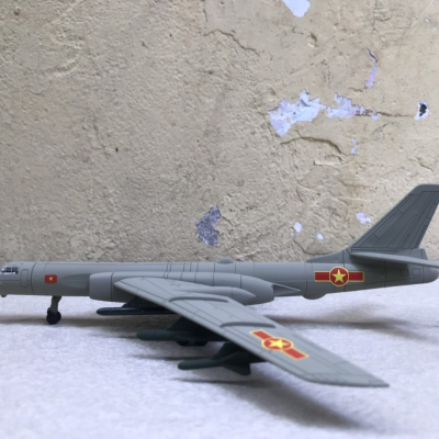 Mô hình lắp ráp Máy bay Ném bom Tupolev Tu-16  tỷ lệ 1:144