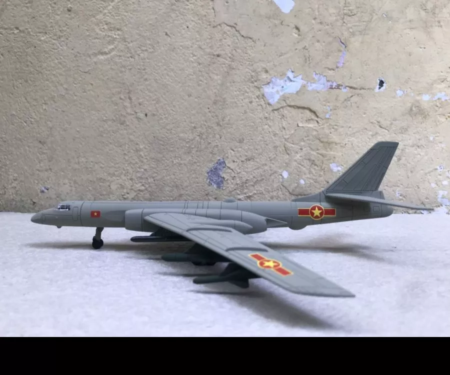 ​Mô hình lắp ráp Máy bay Ném bom Tupolev Tu-16  tỷ lệ 1:144