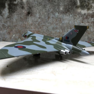 Máy bay ném Bom Anh Vulcan B MK2 tỷ lệ 1:144