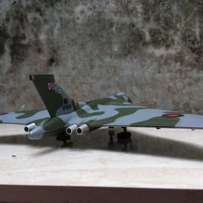 Máy bay ném Bom Anh Vulcan B MK2 tỷ lệ 1:144