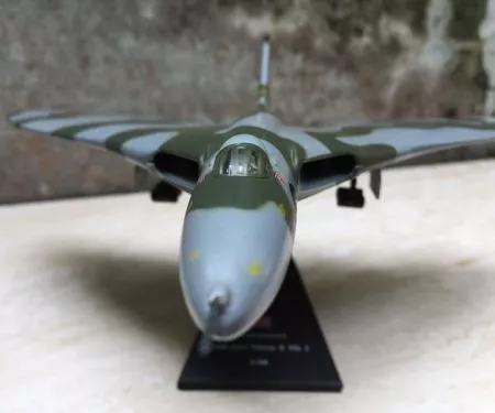 Máy bay ném Bom Anh Vulcan B MK2 tỷ lệ 1:144