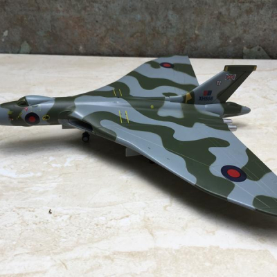 Máy bay ném Bom Anh Vulcan B MK2 tỷ lệ 1:144