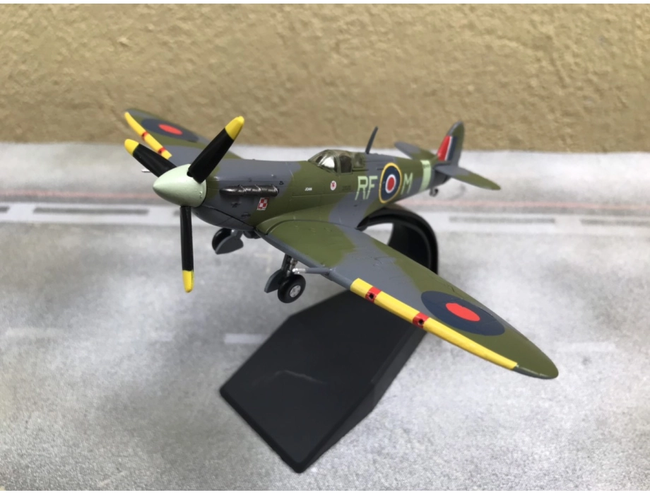 Máy bay Tiêm kích (Mỹ) Supermarine Spitfire 1943 tỷ lệ 1:72