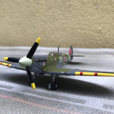 Máy bay Tiêm kích (Mỹ) Supermarine Spitfire 1943 tỷ lệ 1:72