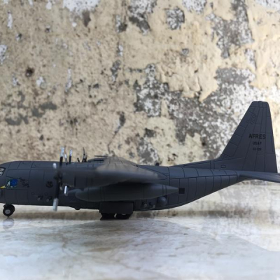 Mô hình máy bay vận tải C-130A 1:200