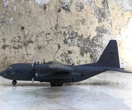 Mô hình máy bay vận tải C-130A 1:200