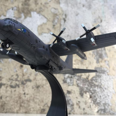 Mô hình máy bay vận tải C-130A 1:200