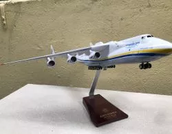 ​Mô hình máy bay ANTONOV Airlines tỷ lệ 1:200