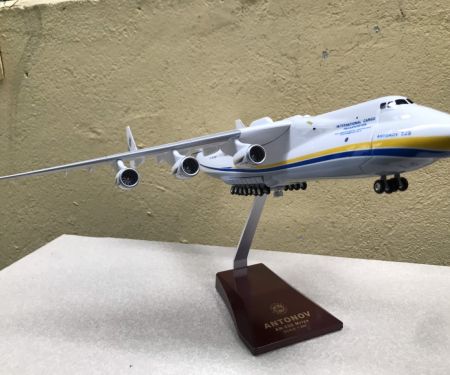 ​Mô hình máy bay ANTONOV Airlines tỷ lệ 1:200
