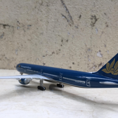 Mô hình máy bay Boeing 777 VIỆT NAM AIR LINE tỷ lệ 1:350