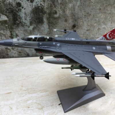 Mô hình Máy bay F-16C/D Block 52 của không quân Singapore tỷ lệ 1:72