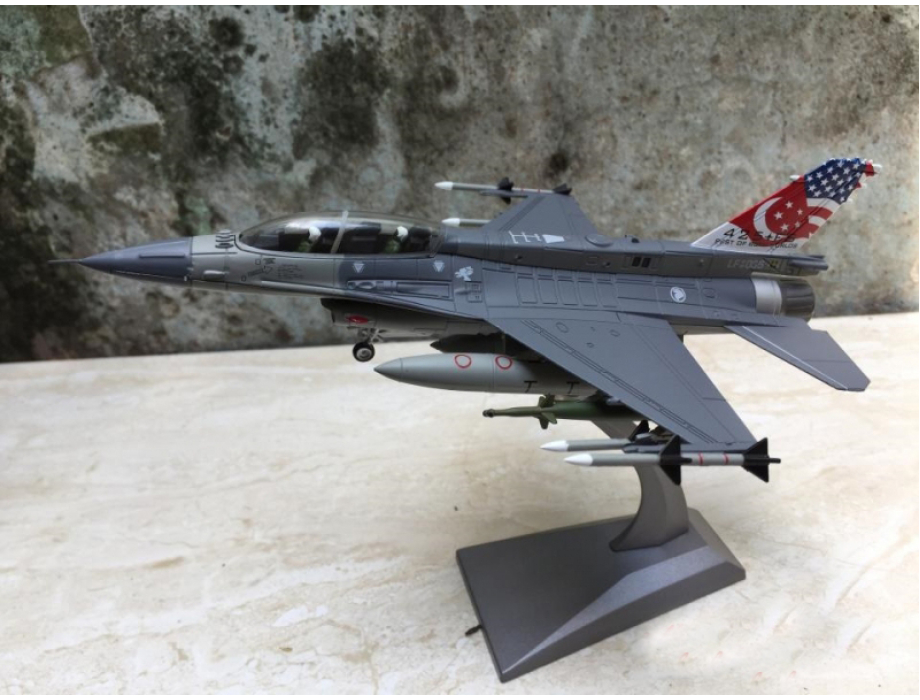Mô hình Máy bay F-16C/D Block 52 của không quân Singapore tỷ lệ 1:72 Mô hình Máy bay F-16C/D Block 52 của không quân Singapore tỷ lệ 1:72