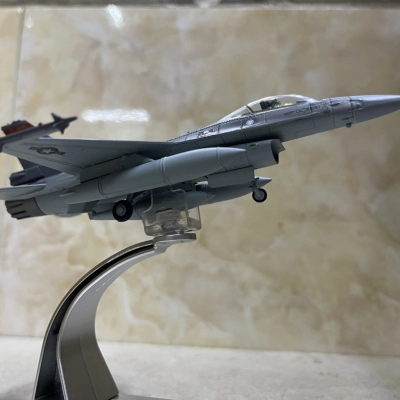 ​Mô hình Máy bay F-16C tỷ lệ 1:100