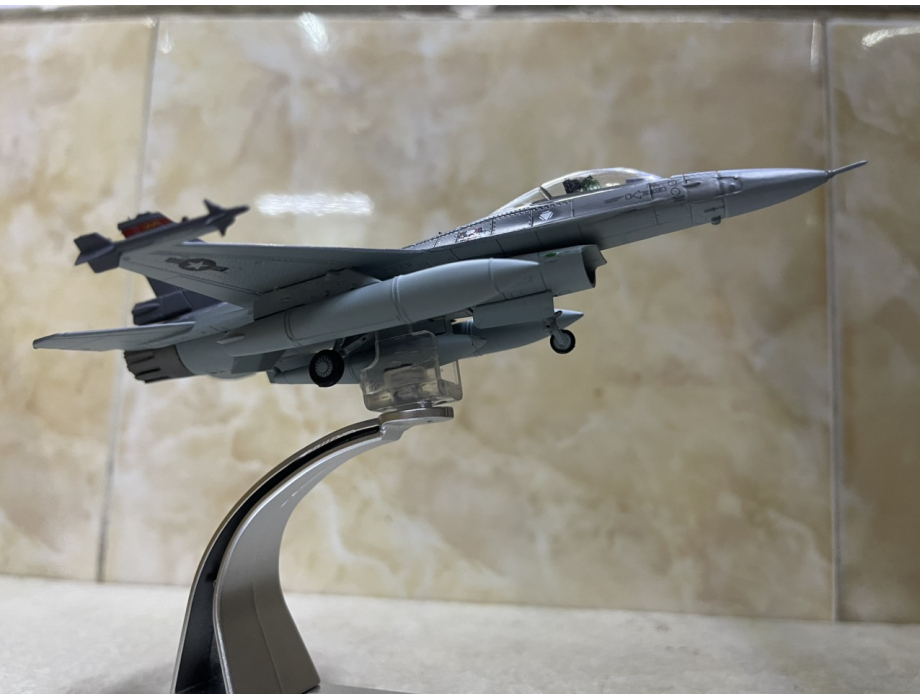 ​Mô hình Máy bay F-16C tỷ lệ 1:100