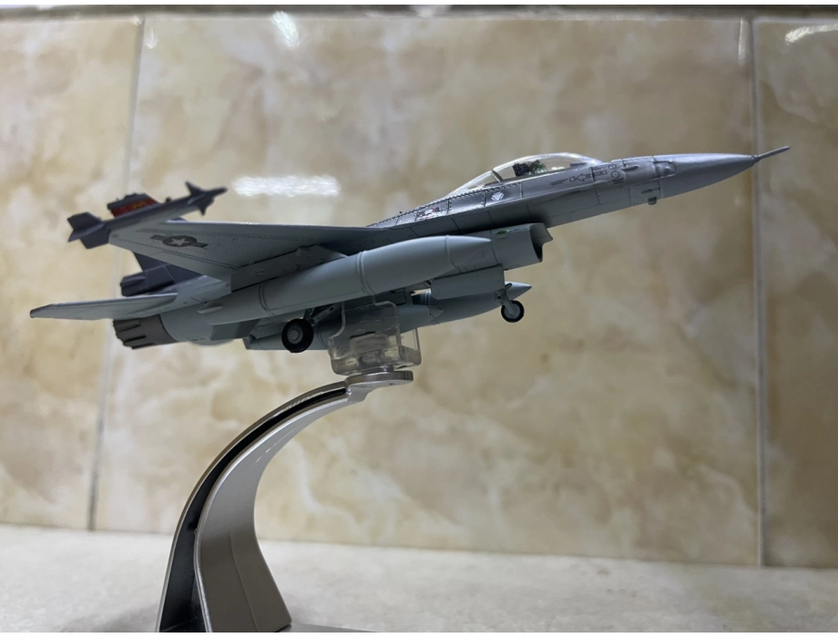 ​Mô hình Máy bay F-16C tỷ lệ 1:100