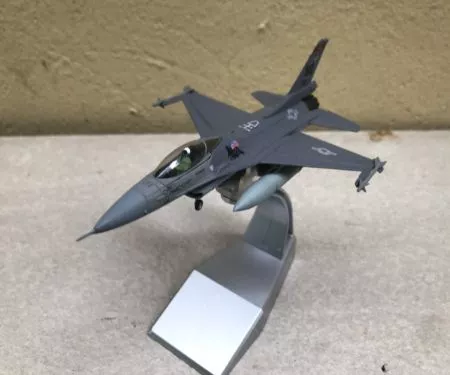 ​Mô hình Máy bay F-16C tỷ lệ 1:100