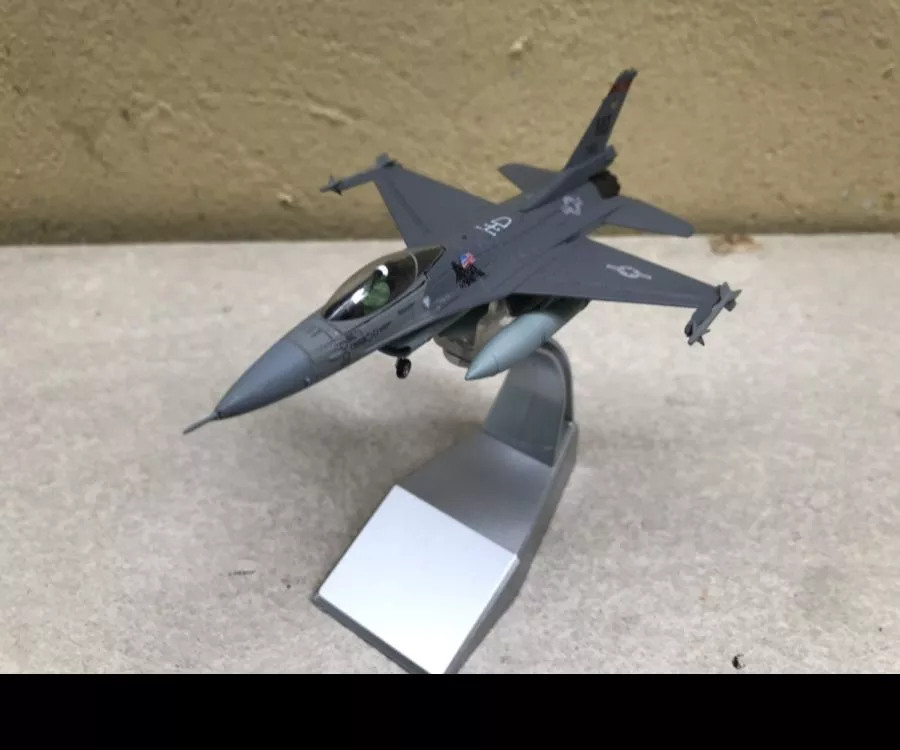 ​Mô hình Máy bay F-16C tỷ lệ 1:100