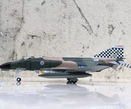 ​Mô hình máy bay F-4C Phantom II  tỷ lệ 1:100