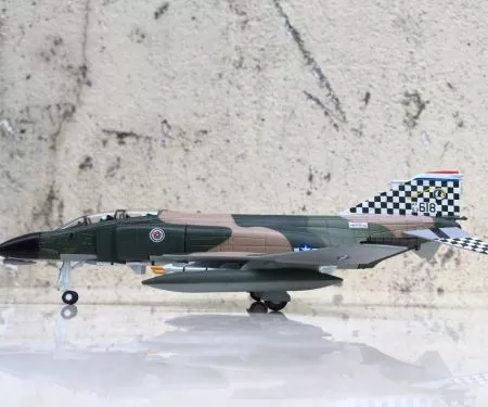 ​Mô hình Máy bay F-4C Phantom tỷ lệ 1:100