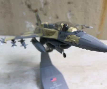 ​Mô hình Máy bay F16 EF A Rập tỷ lệ 1:72