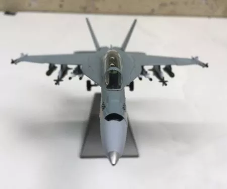 ​Mô hình Máy bay F18B Super Hornet tỷ lệ 1:100