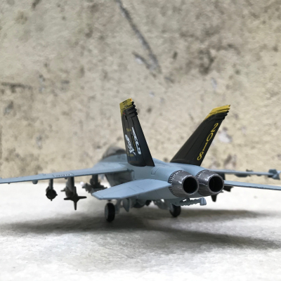 Mô hình Máy bay F-18F F/A Strike Fighter tỷ lệ 1:100