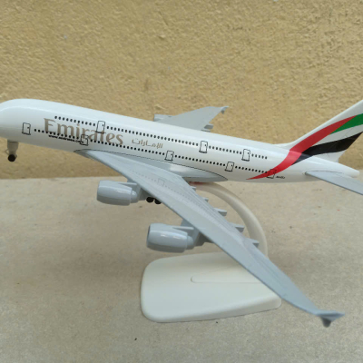 ​Mô hình máy Bay Hãng hàng không Emirates A-380 tỷ lệ 1:350