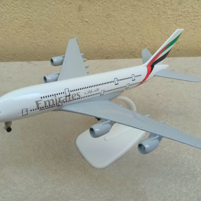 ​Mô hình máy Bay Hãng hàng không Emirates A-380 tỷ lệ 1:350