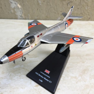 Mô hình Máy bay Huấn luyện Hawker Hunter T7 tỷ lệ 1:100