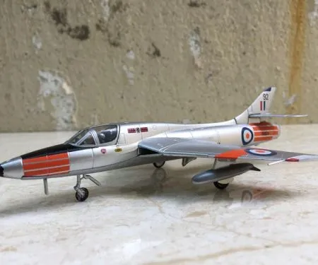 Mô hình Máy bay Huấn luyện Hawker Hunter T7 tỷ lệ 1:100