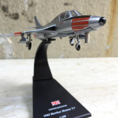 Mô hình Máy bay Huấn luyện Hawker Hunter T7 tỷ lệ 1:100