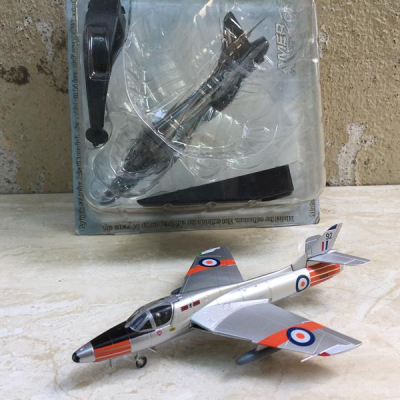Mô hình Máy bay Huấn luyện Hawker Hunter T7 tỷ lệ 1:100