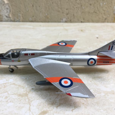 Mô hình Máy bay Huấn luyện Hawker Hunter T7 tỷ lệ 1:100