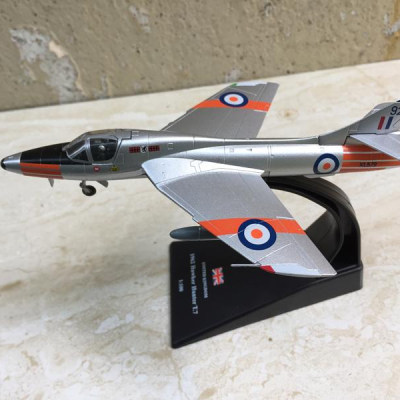 Mô hình Máy bay Huấn luyện Hawker Hunter T7 tỷ lệ 1:100
