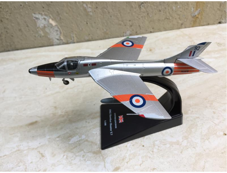 Mô hình Máy bay Huấn luyện Hawker Hunter T7 tỷ lệ 1:100 Mô hình Máy bay Huấn luyện Hawker Hunter T7 tỷ lệ 1:100