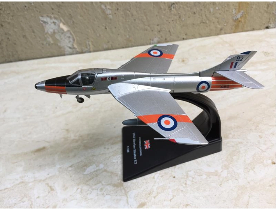 Mô hình Máy bay Huấn luyện Hawker Hunter T7 tỷ lệ 1:100