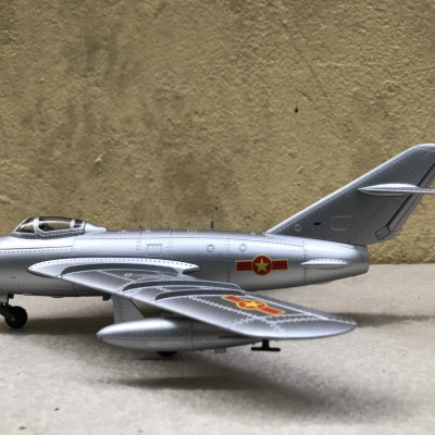 Mô hình máy bay MIG-17 Việt Nam tỷ lệ 1:48