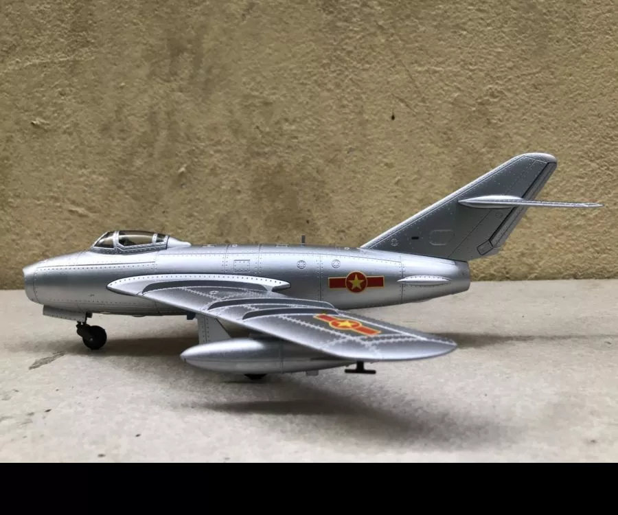 ​Mô hình máy bay MIG-17 Việt Nam tỷ lệ 1:48