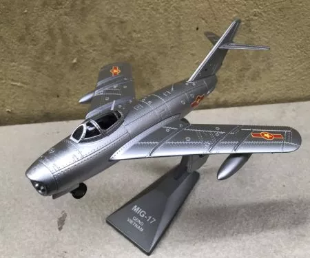 ​Mô hình máy bay MIG-17 Việt Nam tỷ lệ 1:48