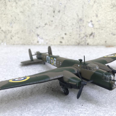 Mô hình Máy bay ném Bom Armstrong Whitworth A.W.38 Whitley UK tỷ lệ 1:144
