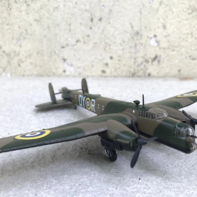 Mô hình Máy bay ném Bom Armstrong Whitworth A.W.38 Whitley UK tỷ lệ 1:144