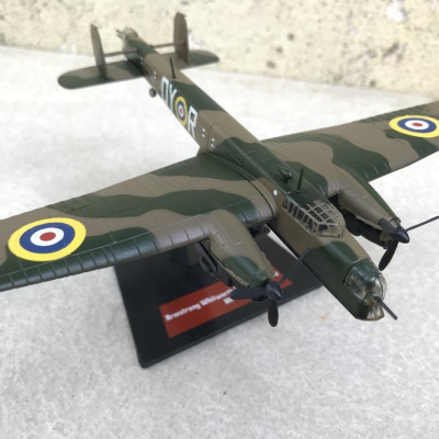 Mô hình Máy bay ném Bom Armstrong Whitworth A.W.38 Whitley UK tỷ lệ 1:144