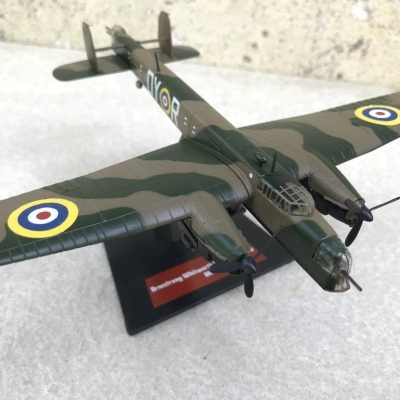 Mô hình Máy bay ném Bom Armstrong Whitworth A.W.38 Whitley UK tỷ lệ 1:144