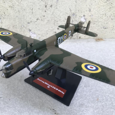 Mô hình Máy bay ném Bom Armstrong Whitworth A.W.38 Whitley UK tỷ lệ 1:144