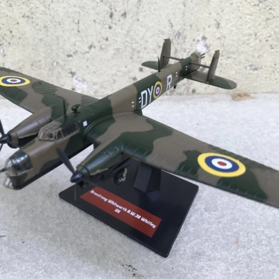 Mô hình Máy bay ném Bom Armstrong Whitworth A.W.38 Whitley UK tỷ lệ 1:144