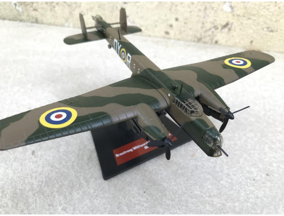 Mô hình Máy bay ném Bom Armstrong Whitworth A.W.38 Whitley UK tỷ lệ 1:144